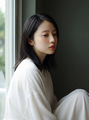 JPG 편집이미지 여자 감정 생각 의자 자연 실내 표정 야외 고요 방 시간 집중 창가 의료성형뷰티 편집실사 AI인물포토 AI콘텐츠 가구 컨셉 창문 사람 내부 CG 생태계 파일형식 AI포토