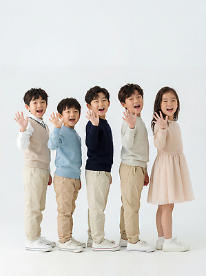 JPG 편집이미지 손 옷 어린이 컬러 백그라운드 모션 표정 웃음 소녀 소년 즐거움 단순화된 줄서기 파트너십 의료성형뷰티 편집실사 AI인물포토 AI콘텐츠 여자 남자 감정 사람 신체부위 CG 파일형식 AI포토