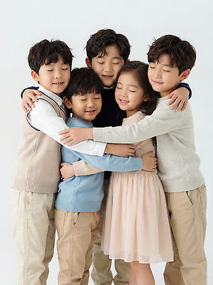 JPG 편집이미지 행복 어린이 가족 안기 모션 놀이 웃음 소녀 소년 손잡기 촬영 우정 의료성형뷰티 편집실사 AI인물포토 AI콘텐츠 여자 남자 감정 관계 표정 사람 친구 CG 파일형식 AI포토