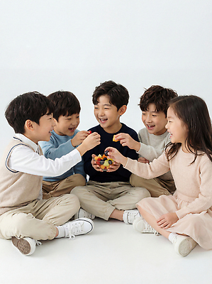 JPG 편집이미지 감정 모션 놀이 디저트 함께함 대화 웃음 앉기 친구 시간 즐거움 장면 의료성형뷰티 편집실사 AI인물포토 AI콘텐츠 음식 컨셉 관계 표정 말하기 CG 파일형식 AI포토