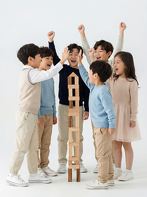 JPG 편집이미지 어린이 가족 모션 놀이 함께함 웃음 친구 쌓기 블록 기쁨 게임 축하 시간 즐거움 의료성형뷰티 편집실사 AI인물포토 AI콘텐츠 감정 컨셉 관계 표정 사람 CG 파일형식 AI포토