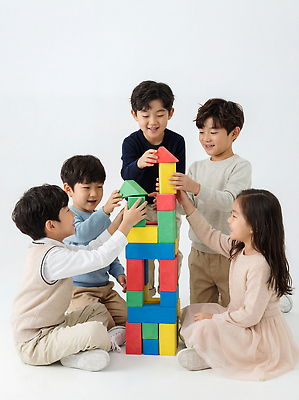 JPG 편집이미지 어린이 컬러 모션 놀이 협력 친구 블록 놀이방 감각 그룹 구조물 즐거움 만들기 창의력 의료성형뷰티 편집실사 AI인물포토 AI콘텐츠 건축 감정 관계 사람 CG 파일형식 AI포토