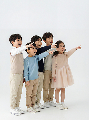 JPG 편집이미지 옷 포즈 백그라운드 손가락 가족 모션 함께함 표정 웃음 친구 소리 가리킴 즐거움 의료성형뷰티 편집실사 손 감정 컨셉 관계 손짓 CG 파일형식