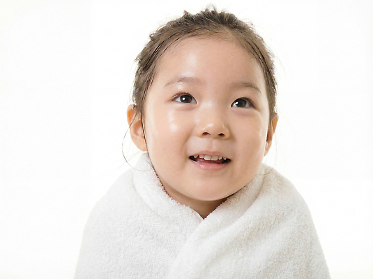 JPG 편집이미지 감정 어린이 모션 표정 미소 웃음 수건 기쁨 편안함 장면 순간 의료성형뷰티 편집실사 AI인물포토 AI콘텐츠 사람 위생용품 감각 CG 파일형식 AI포토