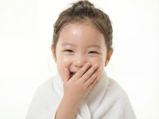 JPG 편집이미지 행복 감정 얼굴 어린이 놀이 사랑 웃음 수건 깨끗함 목욕 피부 즐거움 의료성형뷰티 편집실사 AI인물포토 AI콘텐츠 컨셉 표정 사람 신체부위 위생용품 청결 CG 파일형식 AI포토