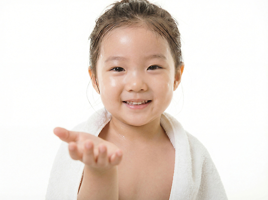 JPG 편집이미지 손 행복 어린이 백그라운드 건강 웃음 소녀 수건 뷰티 귀여움 촉촉함 흰색 피부 스킨케어 의료성형뷰티 편집실사 AI인물포토 AI콘텐츠 여자 감정 컬러 컨셉 표정 사람 신체부위 위생용품 젖음 CG 파일형식 AI포토