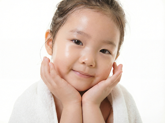 JPG 편집이미지 손 얼굴 어린이 포즈 백그라운드 모션 따뜻함 건강 미소 소녀 수건 귀여움 피부 즐거움 의료성형뷰티 편집실사 여자 감정 컨셉 표정 사람 신체부위 위생용품 CG 파일형식