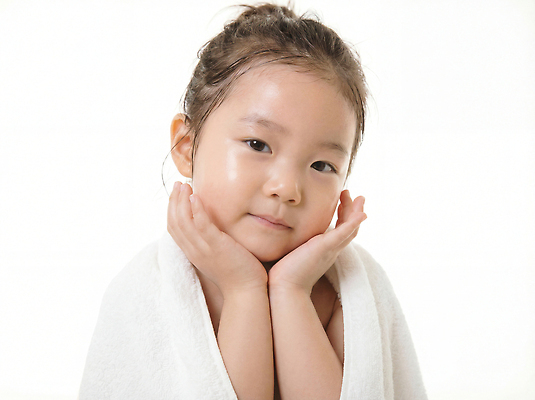 JPG 편집이미지 손 얼굴 어린이 포즈 실내 미소 웃음 수건 카메라 귀여움 아기 치아 의료성형뷰티 편집실사 컨셉 표정 사람 내부 신체부위 전자제품 위생용품 소화기관 CG 파일형식