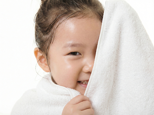 JPG 편집이미지 행복 얼굴 어린이 컬러 장난 놀이 실내 밝음 웃음 수건 즐거움 의료성형뷰티 편집실사 AI인물포토 AI콘텐츠 감정 표정 사람 내부 신체부위 위생용품 CG 파일형식 AI포토