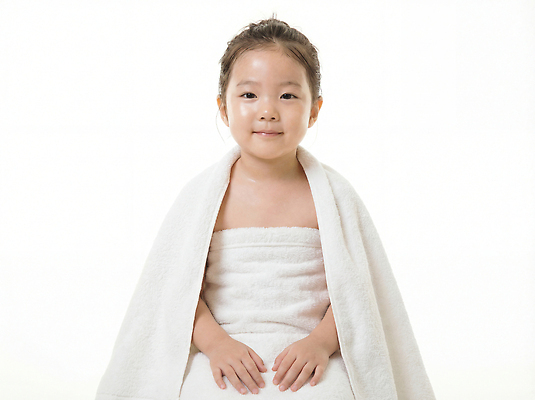 JPG 편집이미지 얼굴 어린이 백그라운드 신체 미소 웃음 일상 수건 카메라 목욕 흰색 아기 피부 감싸기 의료성형뷰티 편집실사 컬러 모션 표정 사람 라이프 신체부위 전자제품 위생용품 청결 CG 파일형식