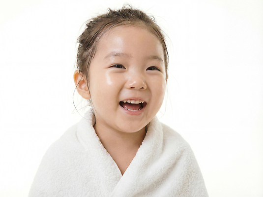 JPG 편집이미지 행복 얼굴 어린이 웃음 수건 촬영 기쁨 표현 순수 즐거움 순간 의료성형뷰티 편집실사 AI인물포토 AI콘텐츠 감정 컨셉 표정 사람 신체부위 위생용품 CG 파일형식 AI포토