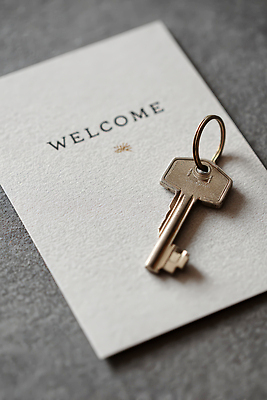 JPG 편집이미지 숙소 열쇠 안내 주택 이사 고객 방문 환영 손님맞이 체크인 환영인사 편집실사 AI포토 AI콘텐츠 건물 인사 CG 파일형식