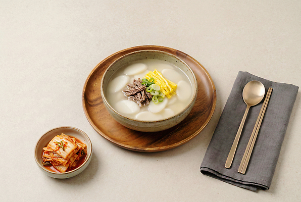 JPG 편집이미지 그릇 명절 한식 음식 포크 식탁 반찬 김치 새해 수저 요리 설날 저녁식사 아침식사 떡국 국물 점심식사 편집실사 AI포토 AI콘텐츠 전통 식기 기념일 탁자 식사 전통음식 CG 파일형식