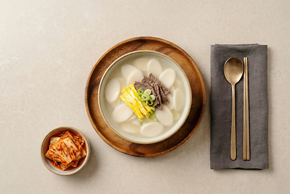 JPG 편집이미지 명절 한식 식탁 반찬 김치 새해 육류 요리 설날 계란 전통음식 상차림 나물 떡국 제사음식 쪽파 나무접시 편집실사 AI포토 AI콘텐츠 전통 접시 기념일 음식 채소 식재료 탁자 알 CG 제사 파 파일형식