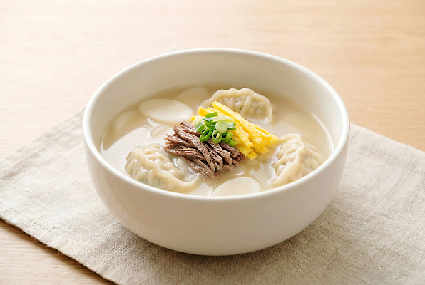 JPG 편집이미지 명절 한식 음식 겨울 가족 탁자 디저트 새해 육류 요리 여름 설날 계란 식사 전통음식 만두 떡국 국물 만두국 편집실사 AI포토 AI콘텐츠 전통 계절 기념일 가구 식재료 관계 알 CG 파일형식