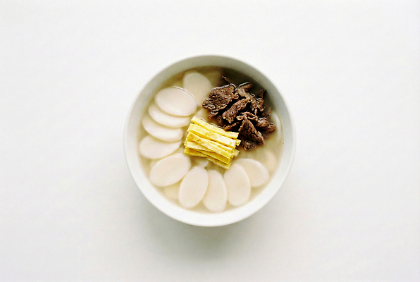 JPG 편집이미지 그릇 명절 한식 음식 재료 새해 떡 한국 요리 설날 계란 식사 소고기 뜨거움 편안함 떡국 레시피 국물 편집실사 AI포토 AI콘텐츠 전통 식기 기념일 아시아 육류 알 전통음식 감각 CG 파일형식