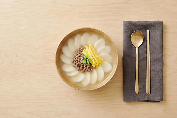 JPG 편집이미지 접시 명절 한식 채소 식재료 식탁 새해 떡 육류 요리 설날 계란 식사 전통음식 떡국 편집실사 AI포토 AI콘텐츠 전통 식기 기념일 음식 탁자 알 CG 파일형식