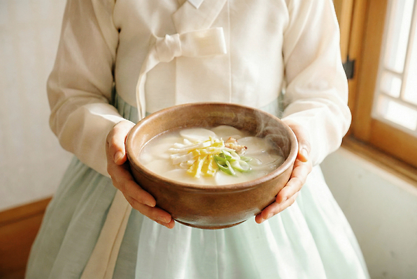 JPG 편집이미지 한국문화 그릇 명절 음식 조명 새해 요리 사람 이벤트 설날 주방 식사 전통음식 양손 분위기 한복 떡국 의료성형뷰티 편집실사 AI인물포토 AI콘텐츠 동양문화 한국전통 전통 식기 손 기념일 한식 컨셉 한국 전통의상 CG 파일형식 AI포토