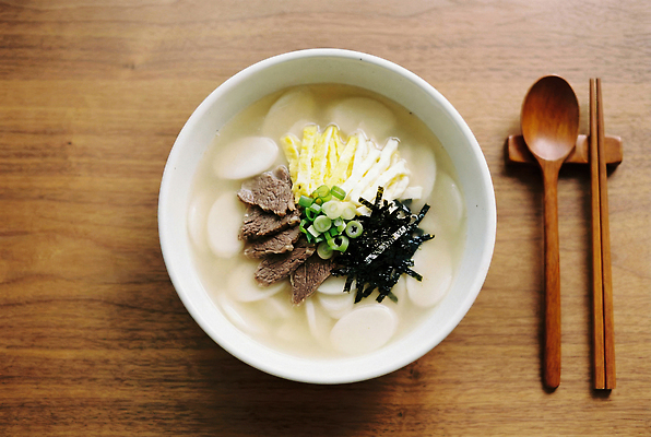 JPG 편집이미지 명절 한식 채소 젓가락 새해 떡 육류 설날 숟가락 식사 전통음식 김 떡국 국물 설렁탕 나무탁자 음식준비 편집실사 AI인물포토 AI콘텐츠 전통 기념일 음식 식재료 탁자 수저 해조류 CG 준비 탕 파일형식 AI포토