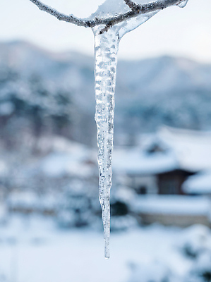 JPG 편집이미지 겨울 자연 산 주택 풍경 얼음 물방울 나뭇가지 고드름 겨울풍경 편집실사 AI포토 AI콘텐츠 자연요소 나무 계절 건물 CG 생태계 파일형식