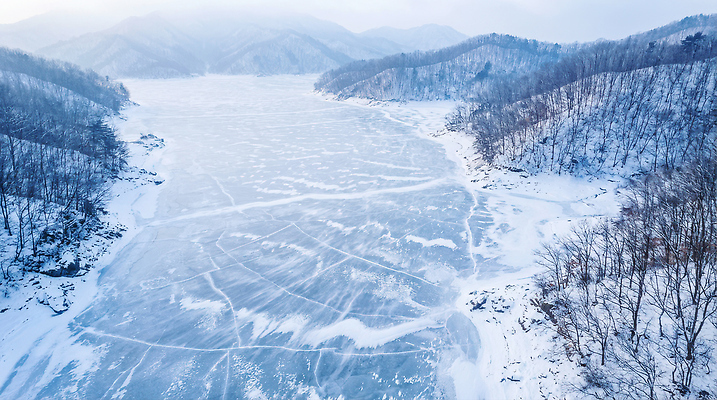 JPG 나무 편집이미지 호수 겨울 자연 하늘 산 풍경 얼음 추위 숲 겨울풍경 편집실사 AI포토 AI콘텐츠 자연요소 식물 계절 CG 생태계 파일형식