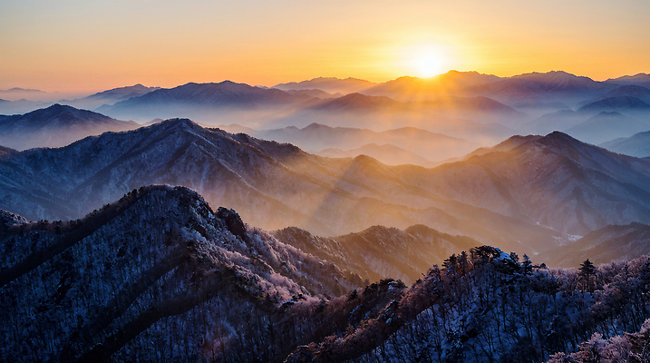 JPG 편집이미지 이동 겨울 자연 하늘 조명 산 풍경 태양 일출 새벽 탐험 안개 겨울풍경 편집실사 AI포토 AI콘텐츠 자연요소 계절 컨셉 날씨 노을 CG 생태계 파일형식