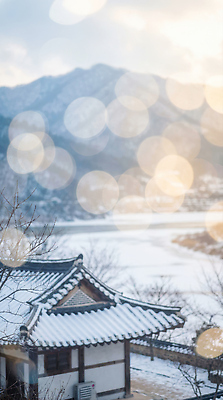 JPG 나무 편집이미지 전통 겨울 자연 하늘 지붕 바람 산 주택 풍경 강 얼음 수면 겨울풍경 편집실사 AI포토 AI콘텐츠 자연요소 식물 계절 날씨 건물 물 CG 생태계 파일형식