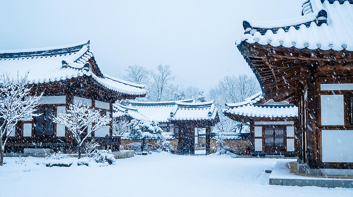 JPG 편집이미지 전통 건축 문화 겨울 한옥 한국 풍경 마을 정원 고요 흰색 도시 역사 눈내림 눈덮임 편집실사 한국전통 계절 아시아 컬러 컨셉 고건축 눈_날씨 CG 파일형식