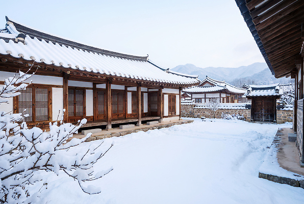 JPG 나무 편집이미지 고건축 겨울 자연 하늘 산 한옥 한국 풍경 건물 마을 정원 차가움 조용 눈내림 편집실사 AI포토 AI콘텐츠 식물 한국전통 건축물 계절 아시아 눈_날씨 CG 생태계 파일형식
