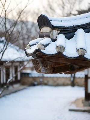 JPG 나무 편집이미지 문화 고건축 겨울 지붕 한옥 한국 풍경 햇빛 정원 소리 한국인 역사 처마 눈내림 편집실사 AI포토 AI콘텐츠 식물 한국전통 건축물 계절 아시아 눈_날씨 동양인 태양 CG 파일형식