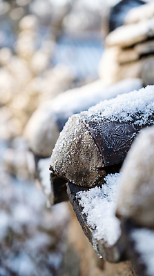 JPG 편집이미지 겨울 자연 지붕 바람 날씨 한옥 기와 세부 풍경 야외 공간 차가움 질감 흐림 눈내림 편집실사 AI포토 AI콘텐츠 자연요소 한국전통 계절 고건축 눈_날씨 필리핀 CG 생태계 파일형식
