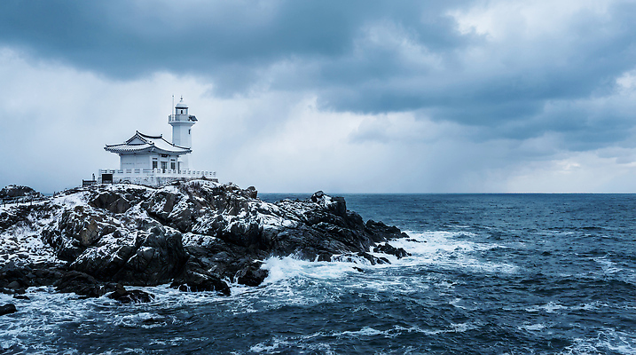 JPG 편집이미지 파도 바다 섬 자연 등대 풍경 해변 북쪽 겨울풍경 해수면 편집실사 AI포토 AI콘텐츠 겨울 방향 CG 생태계 파일형식