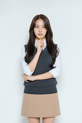 JPG 편집이미지 학생 긴머리 여학생 포즈 백그라운드 셔츠 생각 상상 고등학생 연필 흰색 조끼 연령 집중 단정 의료성형뷰티 편집실사 AI인물포토 AI콘텐츠 헤어스타일 여자 컬러 컨셉 상의 청소년 학용품 필기구 외투 CG 파일형식 AI포토