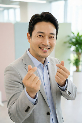 컬러 비즈니스 학용품 표정 사람 신체부위 CG 파일형식 AI포토 남자 사무실 미소 모션 손 장식 흰색 파스텔 공간 편집이미지 편집실사 JPG 의료성형뷰티 부장 AI콘텐츠 AI인물포토