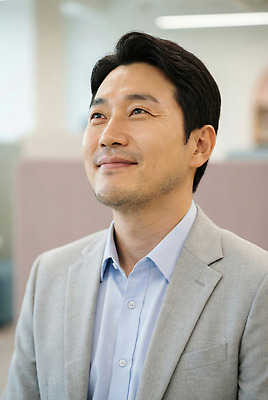 시선 컨셉 비즈니스 모션 사람 작업 CG 파일형식 AI포토 사무실 남자 생각 하늘 응시 디자인 앉기 표정 집중 브레인스토밍 업무 편집이미지 편집실사 JPG 의료성형뷰티 부장 AI콘텐츠 AI인물포토