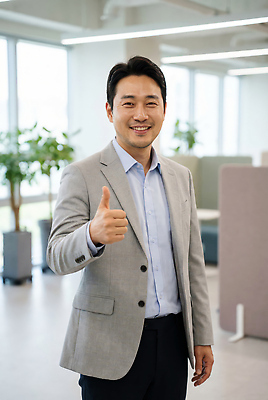 감정 가구 컨셉 회사 비즈니스 표정 사람 CG 파일형식 AI포토 사무실 남자 미소 최고 직장 사무용가구 식물 행복 자신감 소통 편집이미지 편집실사 JPG 의료성형뷰티 부장 AI콘텐츠 AI인물포토