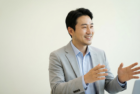 다수 컨셉 회사 비즈니스 모션 말하기 사람 CG 파일형식 AI포토 남자 회의 대화 설명 손짓 소통 관계 토론 발표 여러명 직장 공간 편집이미지 편집실사 JPG 의료성형뷰티 부장 AI콘텐츠 AI인물포토