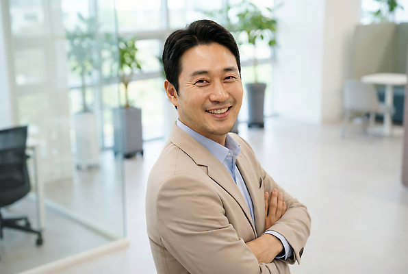 직업 옷 회사 비즈니스 표정 사람 전자제품 작업 CG 파일형식 AI포토 사무실 남자 미소 정장 직장 업무 환경 식물 카메라 경영 직장인 회의 편집이미지 편집실사 JPG 의료성형뷰티 부장 AI콘텐츠 AI인물포토