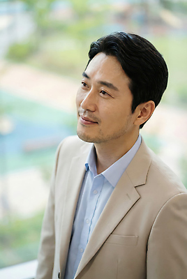 옷 표정 사람 풍경 내부 방향 CG 위치 파일형식 탑뷰 AI포토 남자 정장 실내 미소 생각 백그라운드 포즈 아래 빛 환경 전경 스타일 편집이미지 편집실사 JPG 의료성형뷰티 부장 AI콘텐츠 AI인물포토