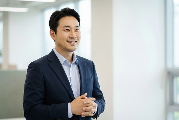 직업 옷 회사 비즈니스 표정 말하기 사람 손짓 CG 파일형식 AI포토 남자 미소 대화 회의 사무실 정장 손모으기 모던 직장 직장인 작업 편집이미지 편집실사 JPG 의료성형뷰티 부장 AI콘텐츠 AI인물포토