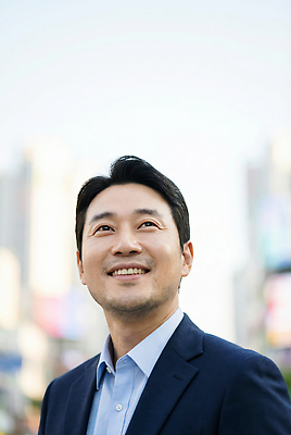 건축물 감정 다수 표정 사람 라이프 도시 CG 파일형식 AI포토 남자 웃음 하늘 건물 거리 여러명 모션 일상 도심 행복 편집이미지 편집실사 JPG 의료성형뷰티 부장 AI콘텐츠 AI인물포토