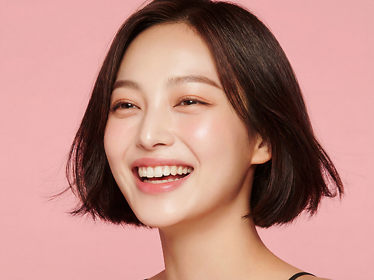 헤어스타일 감정 컬러 표정 사람 신체부위 CG 생태계 파일형식 AI포토 여자 미소 웃음 짧은머리 백그라운드 분홍색 피부 자연 행복 순간 화합 기쁨 편집이미지 편집실사 JPG 의료성형뷰티 뷰티 AI콘텐츠 AI인물포토