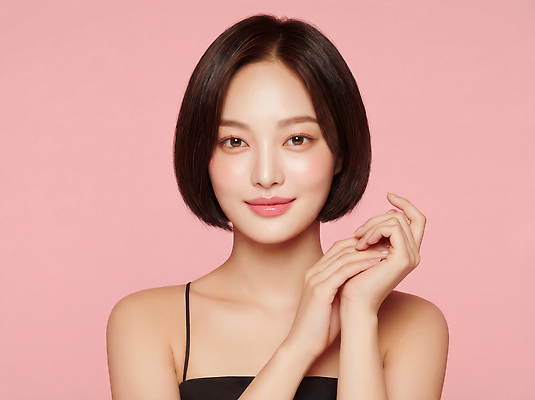 헤어스타일 여자 어린이 컬러 사람 신체부위 뷰티 촬영 CG 파일형식 AI포토 모델 분홍색 백그라운드 손 포즈 단발머리 머리 표정 사진촬영 스타일 뷰티풀 화장 패션 소녀 편집이미지 편집실사 JPG 의료성형뷰티 AI콘텐츠 AI인물포토