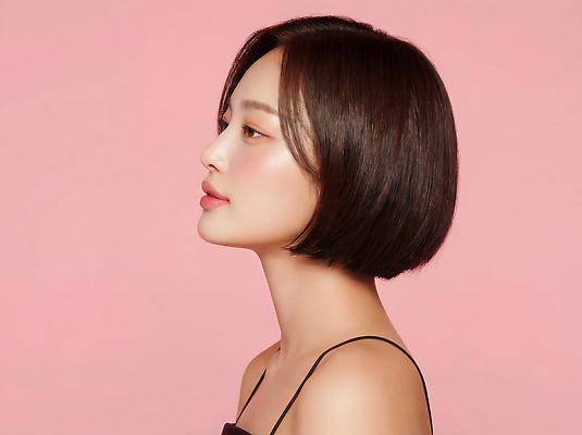 뷰포인트 컬러 사람 신체부위 CG 파일형식 AI포토 여자 머리 스타일 분홍색 백그라운드 옆모습 정리 조명 얼굴 평면 촬영 장면 편집이미지 편집실사 JPG 의료성형뷰티 뷰티 AI콘텐츠 AI인물포토