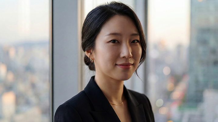 옷 여자 컨셉 비즈니스 창문 사람 라이프 작업 직장인 야간 CG 파일형식 AI포토 사무실 도시 풍경 창가 업무 저녁 빛 백그라운드 위치 집중 일상 편집이미지 편집실사 JPG 의료성형뷰티 정장 비즈니스우먼 AI콘텐츠 AI인물포토