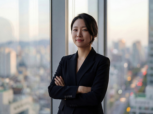 옷 여자 감정 회사 비즈니스 창문 사람 빌딩 작업 직장인 CG 파일형식 AI포토 사무실 고층빌딩 도시 풍경 창가 포즈 준비 자신감 직장 업무 편집이미지 편집실사 JPG 의료성형뷰티 정장 비즈니스우먼 AI콘텐츠 AI인물포토