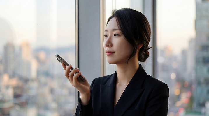 건축물 옷 여자 회사 비즈니스 모션 사람 라이프 핸드폰 스마트기기 직장인 야간 CG 파일형식 AI포토 사무실 스마트폰 창문 도시 풍경 저녁 작업 통화 일상 직장 건물 편집이미지 편집실사 JPG 의료성형뷰티 정장 비즈니스우먼 AI콘텐츠 AI인물포토