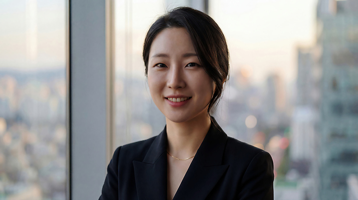 옷 여자 회사 비즈니스 표정 사람 빌딩 전자제품 직장인 CG 파일형식 AI포토 도시 고층빌딩 풍경 미소 창문 산 백그라운드 카메라 직장 웃음 편집이미지 편집실사 JPG 의료성형뷰티 정장 비즈니스우먼 AI콘텐츠 AI인물포토