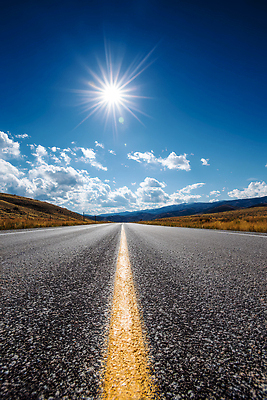 JPG 편집이미지 도로 길 여행 자동차 자연 하늘 날씨 풍경 태양 멀리 주행 고지 편집실사 AI포토 AI콘텐츠 자연요소 육상교통 교통시설 CG 생태계 파일형식