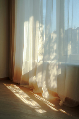 JPG 편집이미지 창문 조명 바닥 실내 그림자 일상 햇빛 방 커튼 창가 장면 오후 안락 편집실사 AI포토 AI콘텐츠 컨셉 내부 라이프 태양 CG 파일형식